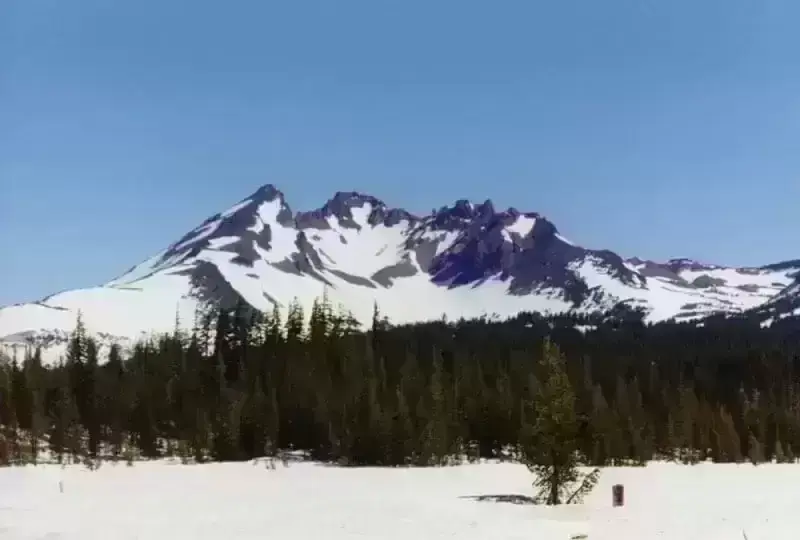 Broken Top backcountry skiing near Bend Oregon